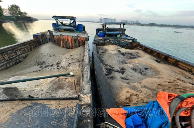 02 ghe vận chuyển cát trái phép của 2 ông Nguyễn Văn Láo và Võ Thanh Tú cơ quan công an đang tạm giữ