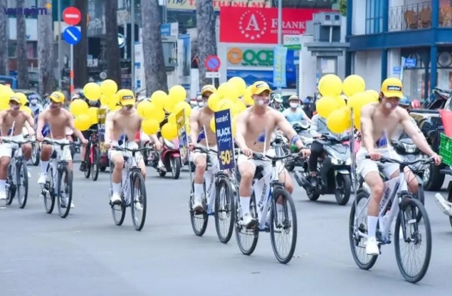 Hình ảnh dàn mẫu nam cởi trần dạp xe trên đường phố Sài Gòn trong tháng 11/2021 từng gây xôn xao