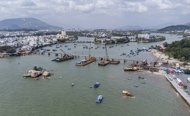 Việc đóng cầu để thi công dự án Cầu Xóm Bóng đã ảnh hưởng lớn đến việc đi lại của người dân Nha Trang. Ảnh: Xuân Hoát.