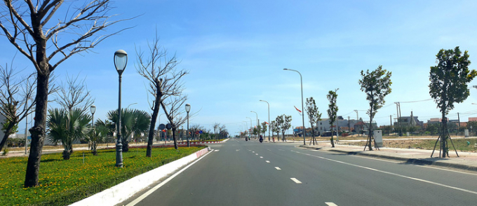Một đoạn đường ven biển Phú Yên đoạn nam TP Tuy Hòa đã được xây dựng xong, tạo không gian phát triển mới cho địa phương này - Ảnh: DUY THANH