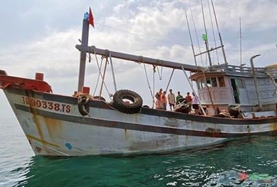 Tàu cá TG-90338.TS chở 70.000 lít dầu DO không hóa đơn, chứng từ bị bắt giữ. Ảnh: CTV.
