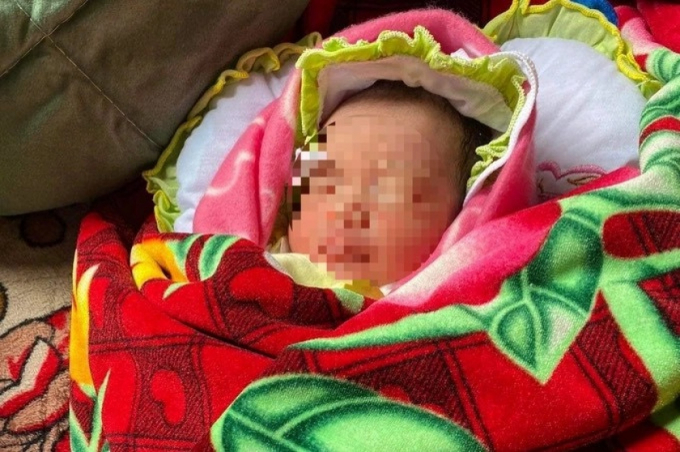 Bé gái sơ sinh bị bỏ rơi gần miệng cống. Ảnh người dân cung cấp