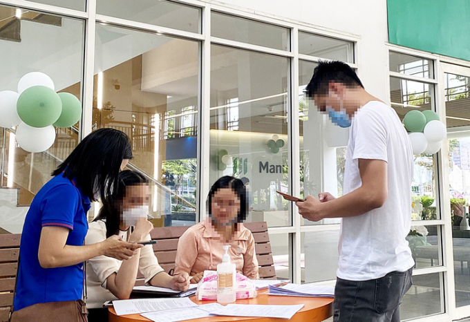 Khách hàng tới trụ sở Manulife (quận 7) khiếu nại về bảo hiểm nhân thọ liên kết với SCB - Ảnh: B.M.