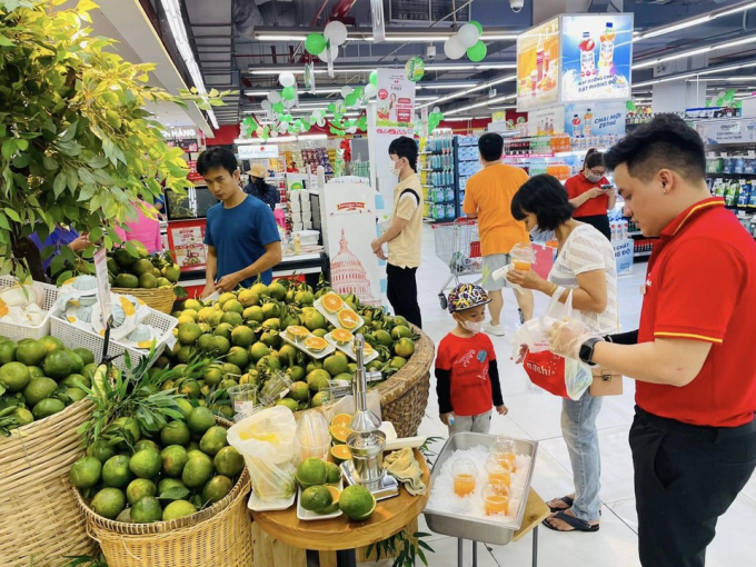 Các siêu thị bán cam tươi, nước cam... không lợi nhuận để hỗ trợ người nông dân. Ảnh: WinMart.