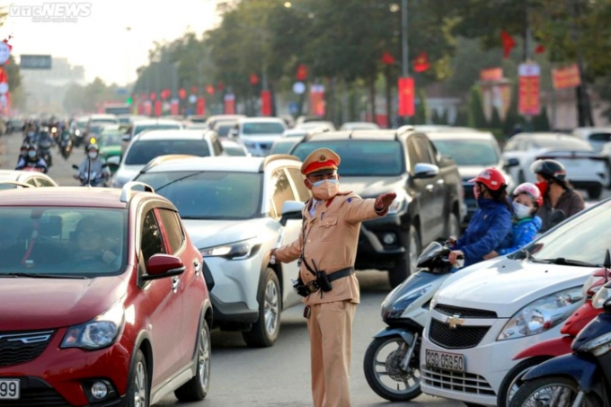 Cảnh ùn tắc giao thông tại TP Vinh, Nghệ An. (Ảnh: Lộc Trần)