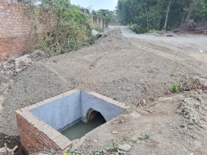 Khu đất đang được san lấp thuộc tờ bản đồ số 19, thửa 332, thửa 308 , thửa 307, thửa 322, thửa 328, thửa 426 đã được đầu tư cống thoát nước dẫn nước của con suối quy hoạch,
