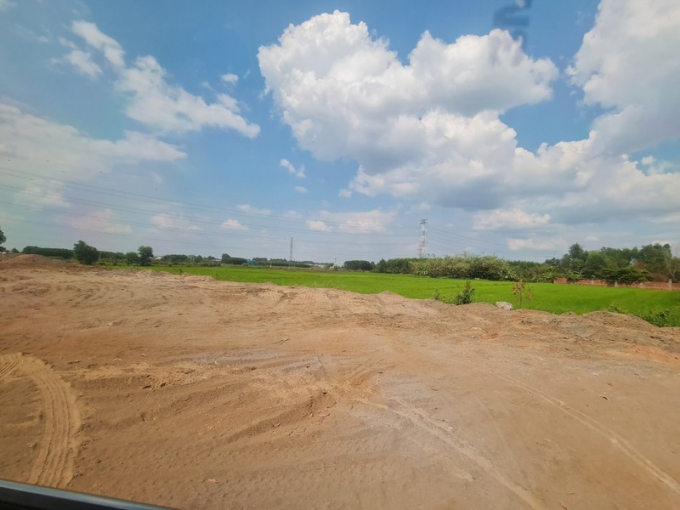 Khu đất đang được san lấp thuộc tờ bản đồ số 19, thửa 332, thửa 308 , thửa 307 , thửa 322, thửa 328, thửa 426 đều do ông Đỗ Hữu Hào nhận chuyển nhượng từ ông Lê Văn Hoàng