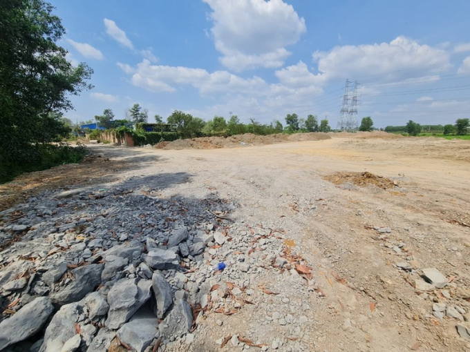 Theo người dân, khu đất đang được san lấp thuộc tờ bản đồ số 19, thửa 332, thửa 308 , thửa 307 , thửa 322, thửa 328, thửa 426 được quy hoạch đường lọt thỏm trong khu đất chỉ nhằm mục đích phân lô bán nền