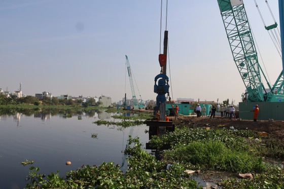 Đơn vị thi công ngay sau khi nhấn nút khởi công. Ảnh: QUỐC HÙNG