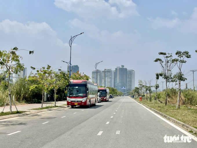 Xe khách và xe trung chuyển đỗ trên đường trục chính vào khu liên hợp thể dục thể thao Rạch Chiếc (phường An Phú, TP Thủ Đức) trưa 23-2 - Ảnh: CHÂU TUẤN