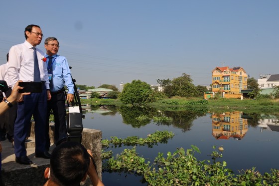 Bí thư Thành ủy TPHCM Nguyễn Văn Nên thị sát dự án. Ảnh: QUỐC HÙNG