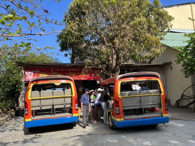 Các phương tiện trung chuyển không đảm bảo hệ thống an toàn cho du khách. Ảnh: Hoài Luân