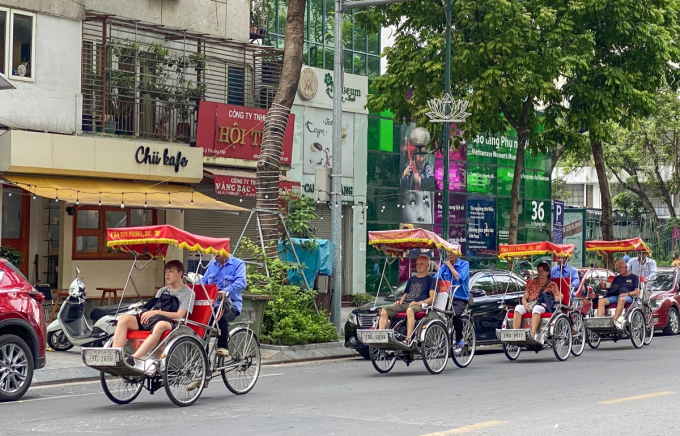 Du khách quốc tế trên đường phố Hà Nội.