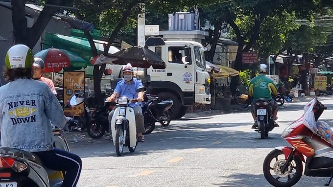 Xe bê tông của Công ty Hoàng Sở đi vào hẻm 139 đường Dương Văn Dương, quận Bình Tân vào sáng ngày 7.2.