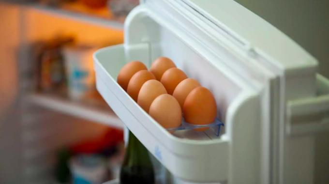 Không nên bảo quản trứng ở cánh cửa tủ lạnh. Ảnh: Healthline