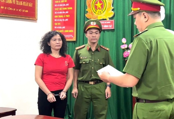 Cơ quan CSĐT đọc lệnh bắt tạm giam Đặng Thị Hàn Ni.