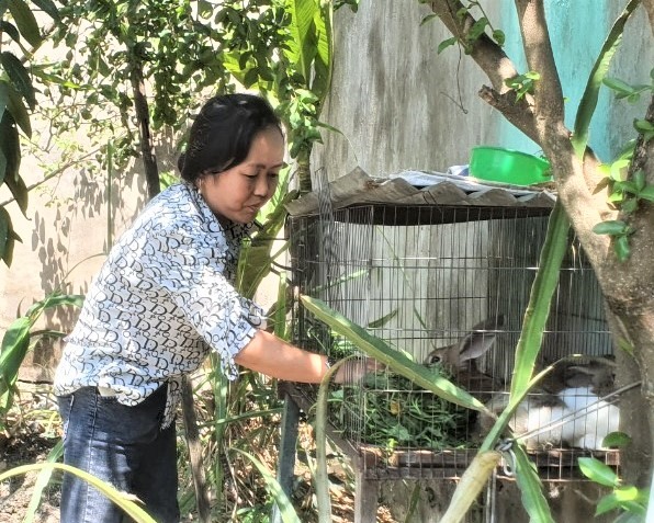 Chị Võ Thị Nguyệt Cầm đang làm vườn ở nhà sau khi chấm dứt HĐLĐ với Công ty PouYuen. Ảnh: Đức Long
