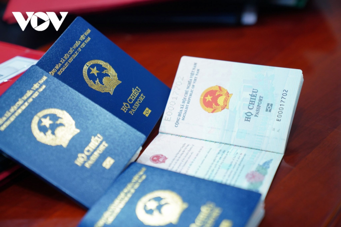 Cận cảnh mẫu hộ chiếu mới có gắn chíp.