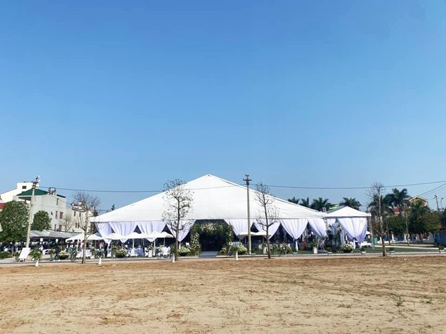 Đám cưới được tổ chức tại sân bóng Đông Ngàn (TP Từ Sơn). - Ảnh: Facebook.