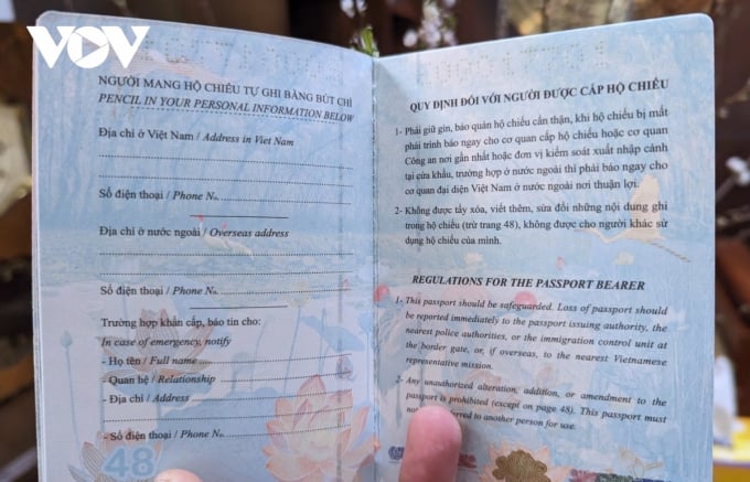 Bên trong hộ chiếu gắn chíp điện tử
