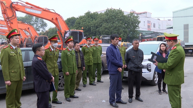 Cảnh sát đọc lệnh bắt lãnh đạo, nhân viên Trung tâm đăng kiểm 29-07D Hà Nội.