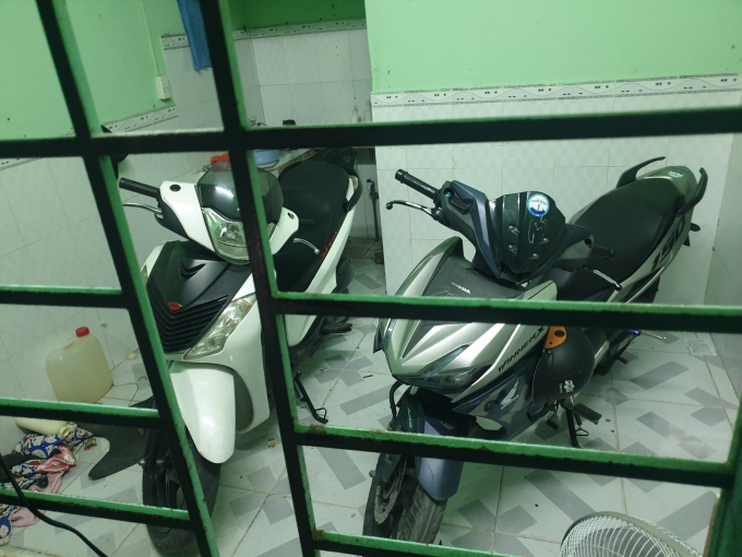 Hai xe máy mất trộm trong phòng trọ. Ảnh: Bạn đọc cung cấp