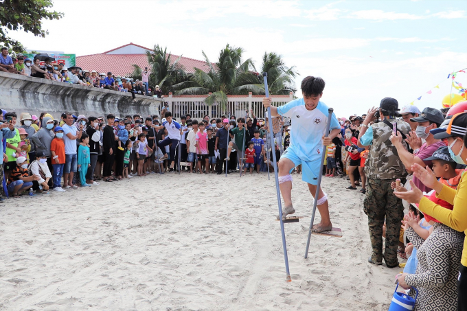 Đông đảo người dân, du khách hành hương xem hội thi đi cà kheo trên cát trong lễ hội Dinh Cô. Ảnh: Nguyễn Lộc.