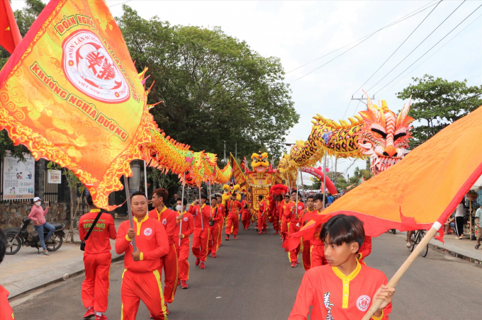 Lễ rước trang trọng của lễ hội Dinh Cô qua nhiều tuyến đường được thực hiện từ sáng sớm 1.3. Ảnh: Nguyễn Lộc.