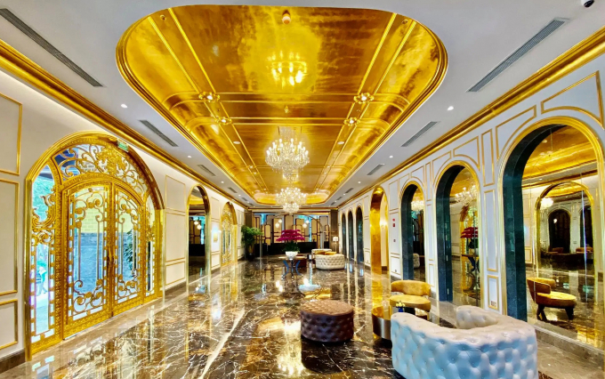 Bên trong, trần, phào của sảnh, cửa thang máy... của khách sạn đều được phủ vàng 24k. (Ảnh: Dolce Hanoi Golden Lake)