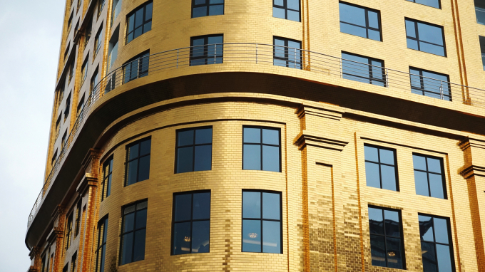 120.000 m2 mặt ngoài của khách sạn được ốp gạch phủ vàng.