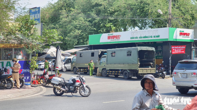 Công an làm việc tại Trung tâm đăng kiểm 50-05V ở đường Hồng Hà, quận Tân Bình trưa 13-2 - Ảnh: MINH HÒA