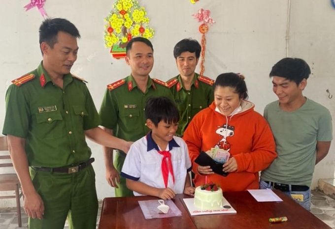 Các cán bộ, chiến sĩ Công an xã Bình Châu và người nhận lại của rơi đã tổ chức sinh nhật cho Hưng ngay tại trụ sở