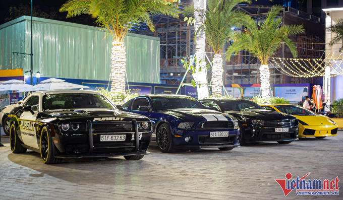 Bốn chiếc siêu xe, xe thể thao (từ trái qua phải): Challenger SRT Hellcat, Shelby GT500, Camaro ZL1, Gallardo