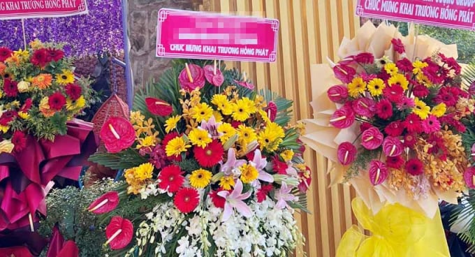 Lẵng hoa được đối tượng Vũ lên mạng mạo danh đặt để giao tới quán cà phê của mình