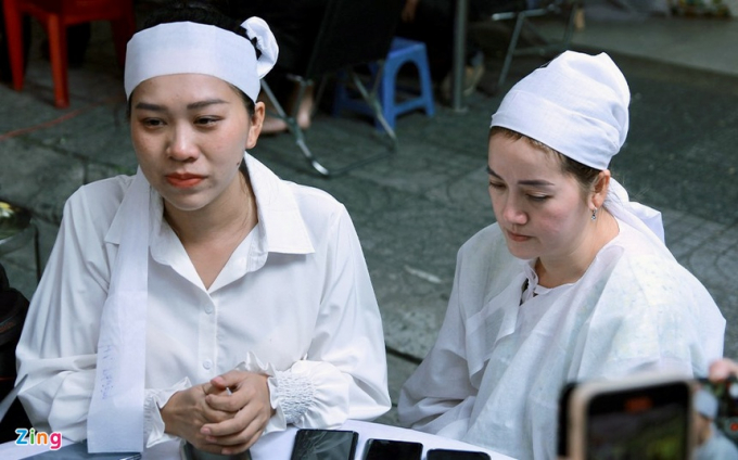 Con gái và cháu gái Vũ Linh kể về những ngày cuối đời của ông. Ảnh: Minh Tuyền.