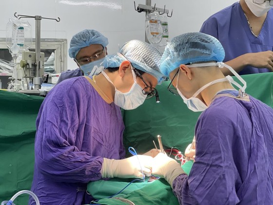 Các bác sĩ thực hiện ca ghép tim - thận cho bệnh nhân Q.