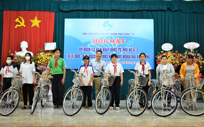 Đại diện nhà hảo tâm tặng xe đạp cho các em HS có hoàn cảnh khó khăn tại chương trình.