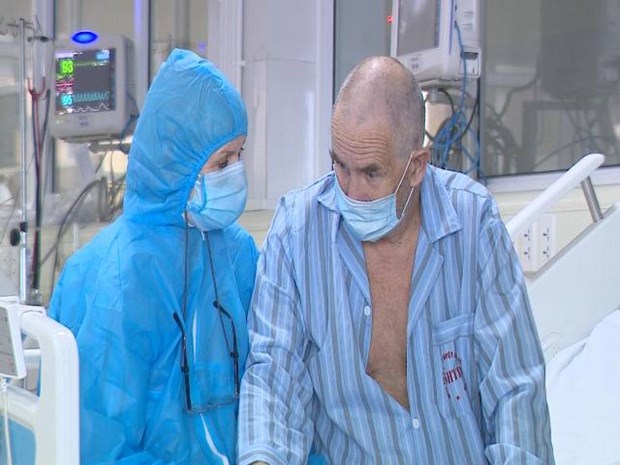 Nữ y tá người Anh và chồng mắc COVID-19 khi điều trị tại Bệnh viện Bệnh Nhiệt đới Trung ương vào năm 2020. (Ảnh: PV/Vietnam+)