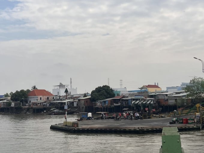 Việc lấn chiếm hành lang sông, rạch cần được xử lý nghiêm để đảm bảo an toàn cho người dân