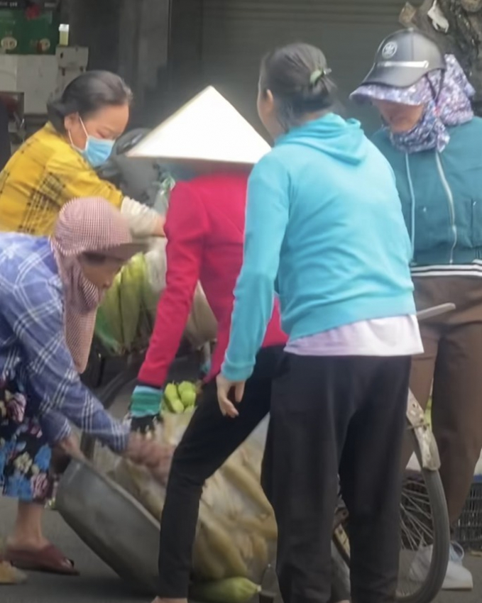 Người đi đường bất bình trước hành vi côn đồ của người bán đậu hũ và giúp đỡ cụ bà bán bắp luộc