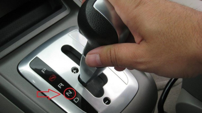 Chuyển số về N khi xe đang chạy có nên hay không? (Ảnh minh hoạ)