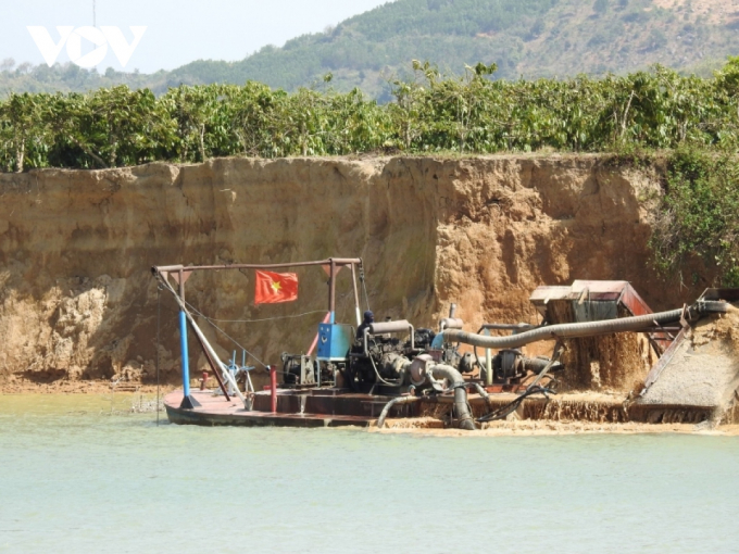 Việc khai thác cát trên sông Krông Nô địa phận xã Quảng Phú hiện nay rất bất cập, tình trạng sạt lở dẫn đến khiếu kiện, khiếu nại, rất phức tạp.