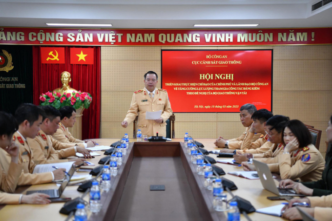 Thiếu tướng Nguyễn Văn Trung chỉ đạo việc tăng cường lực lượng hỗ trợ công tác đăng kiểm - Ảnh: Cục Cảnh sát giao thông
