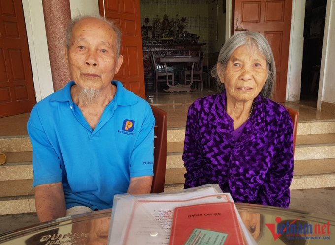 Cụ bà Hoàng Thị Thử (cùng chồng) phản ánh với PV VietNamNet về việc phát hiện mình đã mất và bị chuyển giới khi đi làm lại CCCD