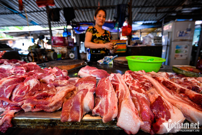 Suốt mấy năm nay cả người chăn nuôi, doanh nghiệp và người tiêu dùng bị cuốn vào vòng xoáy giá thịt lợn (Ảnh: Hoàng Hà)