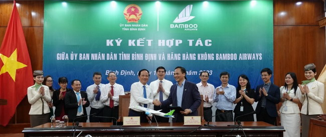 Chủ tịch UBND tỉnh Phạm Anh Tuấn (bên trái) và Tổng Giám đốc Bamboo Airways Nguyễn Mạnh Quân ký kết biên bản hợp tác phát triển du lịch Bình Định. Ảnh: LÊ CƯỜNG