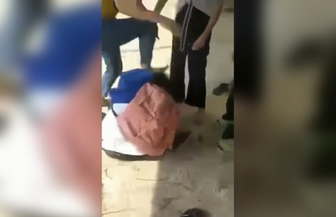 Cảnh nữ sinh bị đánh hội đồng (ảnh cắt từ video)