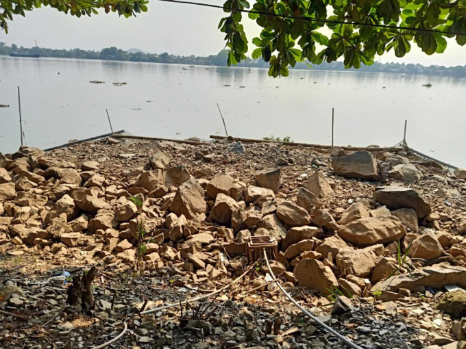 Khu vực có nhiều đất đá đổ xuống lố nhố ra mép nước, trông mất mỹ quan dòng sông Đồng Nai.