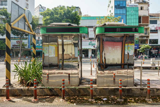 Nhiều nhà vệ sinh công cộng đóng cửa trong khi du khách phải đi hơn 1 km để tìm nhà vệ sinh có trả phí. Ảnh: Chí Hùng - Ngọc Trang.