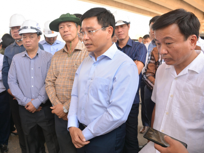 Bộ trưởng Nguyễn Văn Thắng (giữa) chỉ đạo ngoài công trường - Ảnh: ĐỨC TRONG
